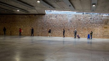 Orang-orang antre di Supermarket Lidl, Kota Barcelona, Spanyol. Supermarket telah menerapkan aturan sosial distancing yang lebih ketat ketika berkunjung ke toko mereka. Foto: Getty Images