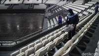 Petugas harus bekerja ekstra saat menyemprotkan cairan disinfektan.