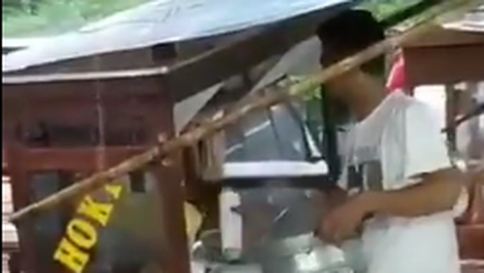 penjual makanan jorok (siomay dan gorengan)