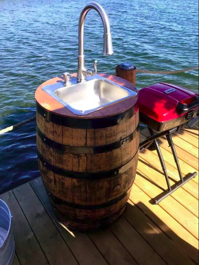 Untuk mencapai penginapan unik ini, kamu perlu menempuh perjalanan selama 15 menit menggunakan perahu yang hanya bisa diisi maksimal 3 orang. Setelah sampai, kamu bisa bersantai di penginapan sambil memesan makanan atau minuman. Penginapan ini juga menyediakan penyewaan jet ski, kayak, dan kegiatan untuk olahraga air lainnya yang tersedia di pantai. Foto: dok. Airbnb