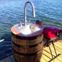 Untuk mencapai penginapan unik ini, kamu perlu menempuh perjalanan selama 15 menit menggunakan perahu yang hanya bisa diisi maksimal 3 orang. Setelah sampai, kamu bisa bersantai di penginapan sambil memesan makanan atau minuman. Penginapan ini juga menyediakan penyewaan jet ski, kayak, dan kegiatan untuk olahraga air lainnya yang tersedia di pantai. Foto: dok. Airbnb