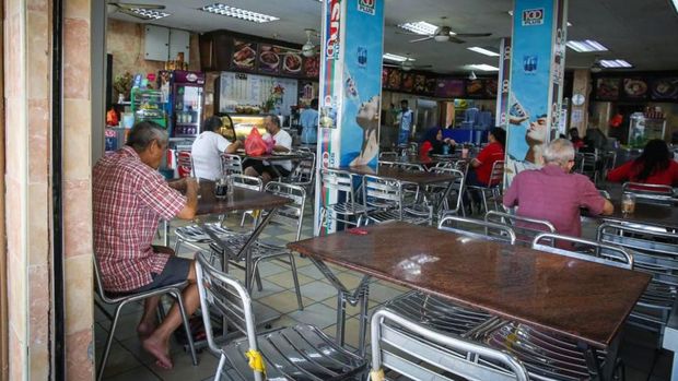 Malaysia Lockdown, Masih Ada Warga yang Makan di Restoran