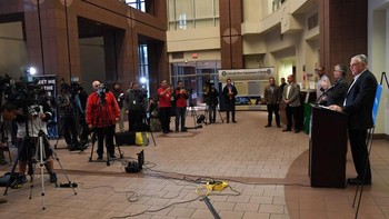 Gubernur Nevada, Steve Sisolak melakukan pertemuan dengan media dengan syarat jarak enam kaki atau hampir 2 meter untuk social distancing. Foto: Getty Images