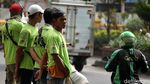 Aktivitas Porter Tanah Abang yang Hilir Mudik Berburu Rezeki