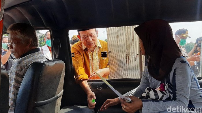 Bupati Banyumas ikut membagikan hand sanitizer di jalanan