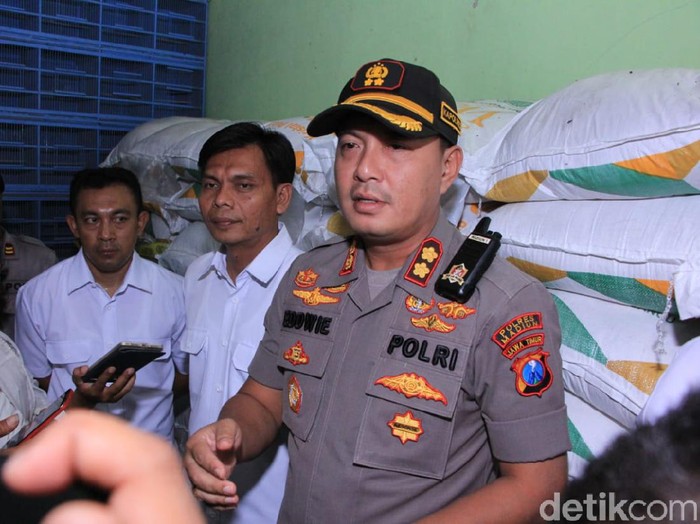 Polisi menggerebek toko pakan burung yang diduga melakukan penimbunan gula pasir di Madiun. Petugas mengamankan 87 karung gula pasir.