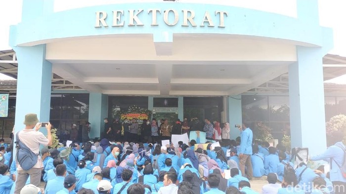 Mahasiswa Universitas Bangka Belitung (UBB) demo protes Peraturan Rektor tentang Kemahasiswaan (Deni Wahyono/detikcom)
