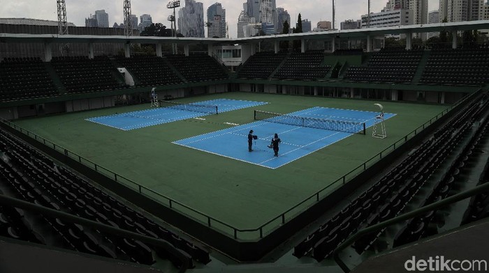Operasi disinfeksi corona dilakukan di kawasan Tennis Indoor, Gelora Bung Karno, Jakarta. Hal itu dilakukan untuk sterilisasi selama masa social distancing.