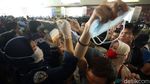 Antusias Warga Berebut Masker Gratis di Tanah Abang