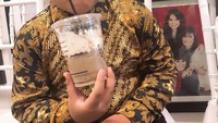Sama-sama suka minuman cokelat, Kellen juga minum ice blended yang kelihatan nikmat. Foto: Instagram