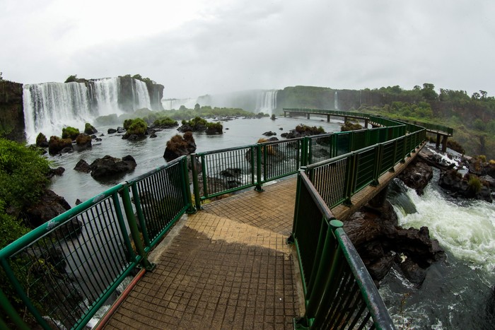 Salah satu destinasi wisata di Brasil yakni Air Terjun Iguazu terlihat sepi tanpa pengunjung.