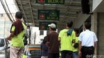 Aktivitas Porter Tanah Abang yang Hilir Mudik Berburu Rezeki