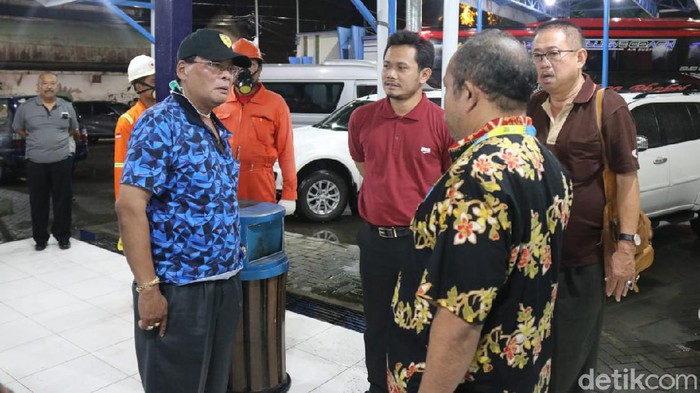 Tim Dinkes Blora berniat memeriksa anggota DPRD Blora yang baru pulang kunker di Terminal Padangan Bojonegoro, Kamis (19/3/2020).