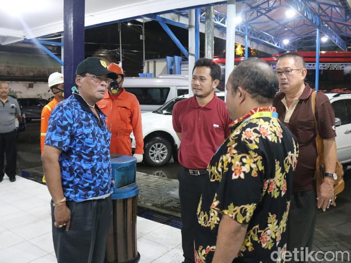 Tim Dinkes Blora berniat memeriksa anggota DPRD Blora yang baru pulang kunker di Terminal Padangan Bojonegoro, Kamis (19/3/2020).