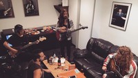 Melakukan tes musik di salah satu ruangan, begini aktivitas Watt dan rekan kerjanya. Sambil berlatih Watt juga tak lupa menyantap makanan dan minuman kesukaannya. Foto: Instagram @thisiswatt