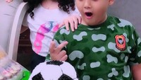 Kellen happy banget nih dapat kejutan ulang tahun ke-7. Kue bentuk bola siap ia lahap bersama Amora. Foto: Instagram