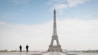 Otoritas Prancis juga mengumumkan akan lockdown selama 15 hari. Keputusan ini langsung dibuat oleh Presiden Prancis Emmanuel Macron. Warga Prancis diminta tidak ke luar rumah kecuali untuk keperluan belanja. Disebutkan, bila perintah tersebut dilanggar, warga akan diberi hukuman. Sejumlah acara di Prancis juga akan ditunda untuk mengantisipasi penularan Corona. Salah satunya pemilihan lokal putaran kedua yang sejatinya dijadwalkan pada 22 Maret 2020. Foto: Getty Images/Veronique de Viguerie