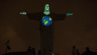 Ragam bendera negara serta benua yang menghiasi patung Christ the Reedemer itu dilakukan sebagai bentuk dukungan Brasil kepada para negara yang tengah berjuang melawan penyebaran virus Corona di negara masing-masing.
