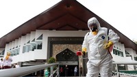 Petugas Palang Merah Indonesia (PMI) melakukan penyemprotan disinfektan di Masjid Raya Al-Ukhuwwah Kota Bandung, Jawa Barat, Kamis (19/3/2020).