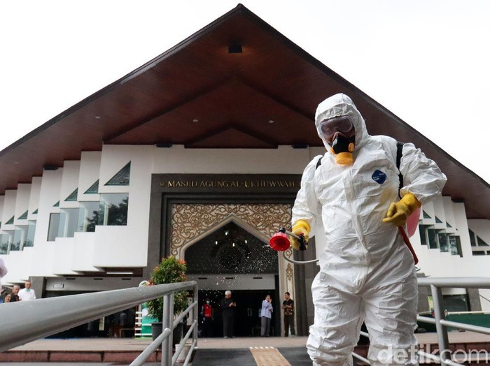Masjid Raya Al-Ukhuwwah Kota Bandung turut disemprot disinfektan. Penyemprotan itu dilakukan guna mencegah penyebaran virus corona di ruang publik.