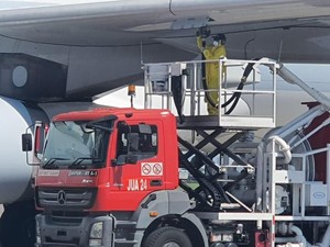 Pertamina Gunakan APD Sesuai Standar Kesehatan saat Pengisian Avtur