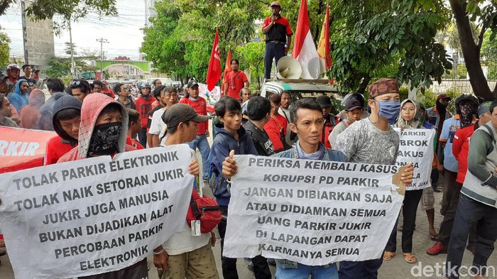 Juru parkir di Makassar demo menolak uji coba penerapan parkir elektronik nontunai (MN Abdurrahman/detikcom)