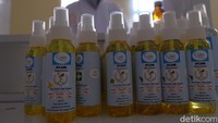 Neni menuturkan, hand sanitizer yang diberi label BCare itu ditambah essence rasa anggur. Supaya muncul wewangian dan nyaman dipakai.