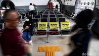 Petugas Kerata Api menempelkan stiker tanda silang di kursi tunggu di Stasiun Pasar Senen, Jakarta, Kamis (19/3/2020).