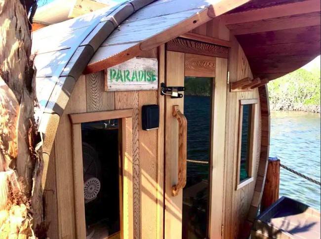 Uniknya lagi, kamu juga bisa menemukan lumba-lumba, ikan tropis, manate, dan burung-burung unik yang mungkin tidak akan kamu temukan di penginapan-penginapan pada umumnya. Pada bagian dalam kabin juga sudah dilengkapi dengan TV serta pemutar DVD. Cukup nyaman bukan? Foto: dok. Airbnb