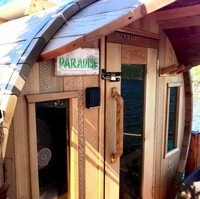 Uniknya lagi, kamu juga bisa menemukan lumba-lumba, ikan tropis, manate, dan burung-burung unik yang mungkin tidak akan kamu temukan di penginapan-penginapan pada umumnya. Pada bagian dalam kabin juga sudah dilengkapi dengan TV serta pemutar DVD. Cukup nyaman bukan? Foto: dok. Airbnb