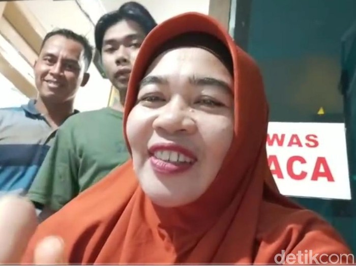 Pengobat alternatif Ningsih Tinampi kembali membuat heboh dunia maya. Ketika kebanyakan orang waswas terkena virus corona, ia mengklaim kebal dari virus itu.