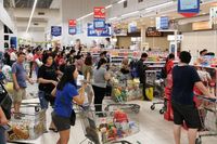 Minimalisir Sebaran Virus Corona, Supermarket Berlakukan Jam Belanja Khusus Lansia