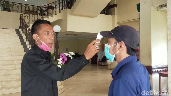 DPRD Surabaya membatasi kegiatan yang mengundang banyak orang untuk mencegah corona. Seperti menunda rapat-rapat dengan masyarakat atau hearing.