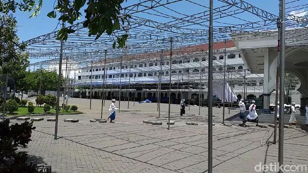 Pembongkaran terop/