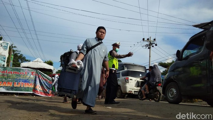 Peserta Ijtima Dunia mulai meninggalkan setelah ada kesepakatan kegiatan ditunda (Hermawan Mappiwali/detikcom)