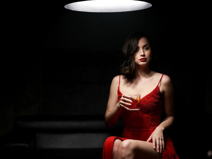 Ana de Armas di Premier Campari Red Diaries 2019 MILAN, ITALY - FEBRUARY 05: Ana de Armas, wearing Versace dress, Jimmy Choo heels, Norman Silverman diamond earrings and Tyler Ellis clutch attends Campari Red Diaries 2019 Premiere Event on February 5, 2019 in Milan, Italy. (Photo by Vittorio Zunino Celotto/Getty Images for Campari)