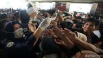 Antusias Warga Berebut Masker Gratis di Tanah Abang
