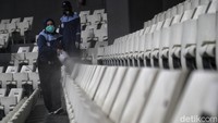 Cairan disinfektan disemprotkan menyeluruh.