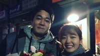 Kepergian Moon Ji Yoon ini membuat semuanya terpukul. Termasuk penggemarnya yang selalu mendukungnya sejak awal. Momen ini adalah ketika Moon Ji Yoon bertemu dengan fansnya setelah keluar dari restoran. Foto: Istimewa