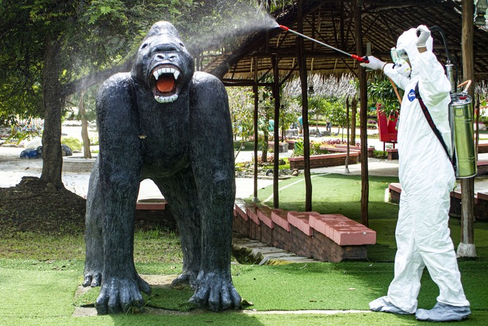 Petugas menyemprotkan cairan disinfektan di objek wisata Cikao Park, Purwakarta, Jawa Barat, Kamis (19/3/2020). Penyemprotan disinfektan tersebut sebagai upaya mencegah penyebaran COVID-19 yang ditetapkan sebagai pandemi oleh World Health Organization (WHO). ANTARA FOTO/M Ibnu Chazar/aww.