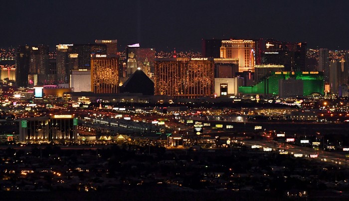 Corona Bikin Gemerlap Las Vegas Meredup Las Vegas menjadi kota yang terdampak corona. Sejumlah hotel dan kasino ditutup untuk mencegah penularan virus COVID-19.