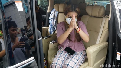 Kenakan Masker, Ayu Ting Ting Minta Maaf