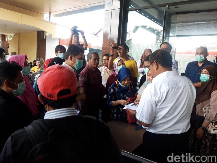 Puluhan warga mendatangi Mapolda Jatim. Mereka mengadukan dugaan penipuan dalam pembelian properti tanah hingga perumahan di Malang.