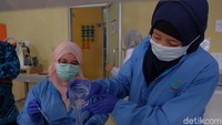 Neni Sri Gunarti, Dekan Fakultas Farmasi UBP menuturkan, hand sanitizer yang sedang dibuat di UBP tidak sembarangan. Mahasiswa membuat hand sanitizer yang sesuai dengan standar Badan Kesehatan Dunia (WHO). 