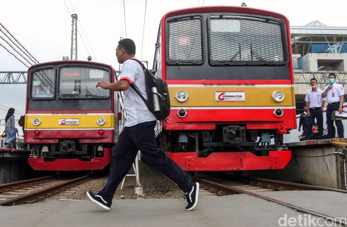 Jumlah Penumpang KRL Menurun Imbas Kerja dari Rumah PT KCI mendata adanya penurunan jumlah penumpang KRL. Hal itu terjadi setelah adanya imbauan untuk mengurangi aktivitas di luar ruangan serta kerja dari rumah.