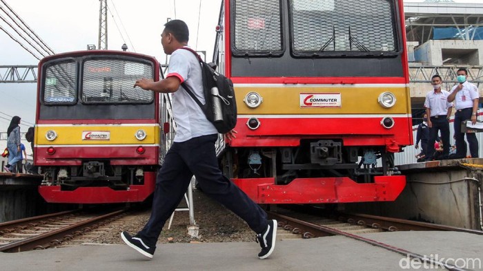 PT KCI mendata adanya penurunan jumlah penumpang KRL. Hal itu terjadi setelah adanya imbauan untuk mengurangi aktivitas di luar ruangan serta kerja dari rumah.