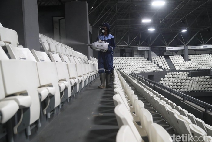 Disinfeksi Corona Sasar Tenis Indoor Senayan Operasi disinfeksi corona dilakukan di kawasan Tennis Indoor, Gelora Bung Karno, Jakarta. Hal itu dilakukan untuk sterilisasi selama masa social distancing.