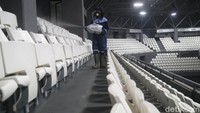 Petugas terus menyisir setiap sudut venue.