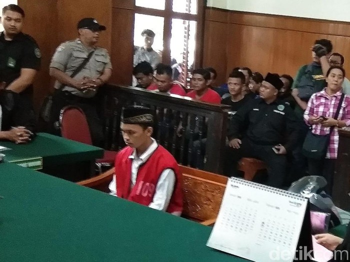 Zulham Bagus Prasetya, terdakwa kasus penganiayaan anggota kelompok silat Pagar Nusa dituntut 7 bulan penjara. Jaksa Penuntut Umum (JPU) menilai terdakwa yang juga anggota PSHT itu terbukti telah melakukan tindak pidana.