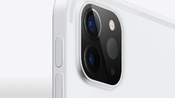 Apple memasang dua kamera di bagian belakang. Kamera utamanya berukuran 12 MP f/1.8, bersanding dengan kamera 10 MP f/2.4. Foto: Apple